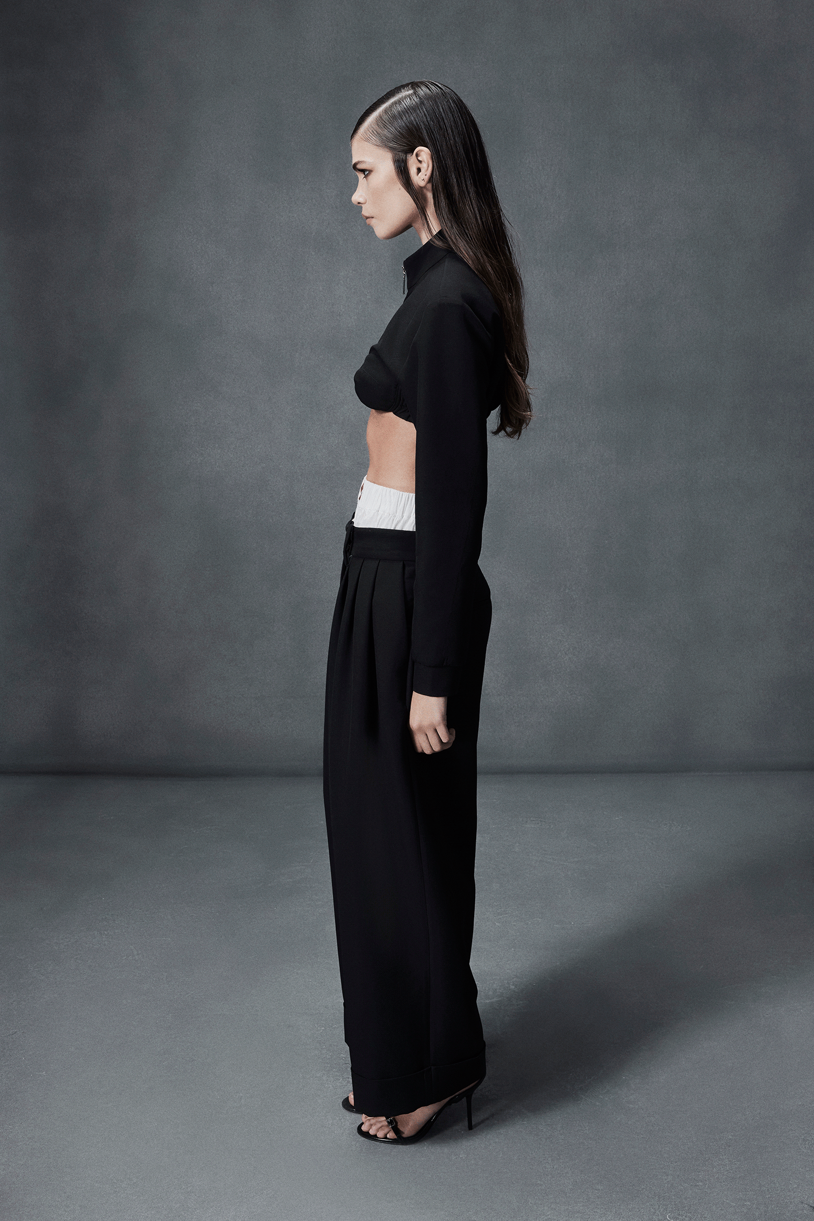 CONTOUR ZIP TOP